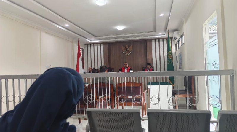 Anggota DPRD Kota Sungai Penuh, Fahruddin, hari ini menjalani sidang lanjutan kasus dugaan perusakan fasilitas publik di Pengadilan Negeri (PN) Sungai Penuh, Senin (25/5/2026). (Foto: IST/Dewi Yulianti)