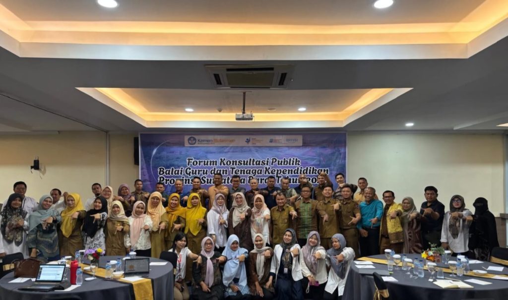 Foto bersama pemateri dan peserta dalam Forum Konsultasi Publik Badan Guru dan Tenaga Kependidikan (BGTK) Sumbar, di Padang, Senin (25/5/2026). (Foto: Firdaus Abie)