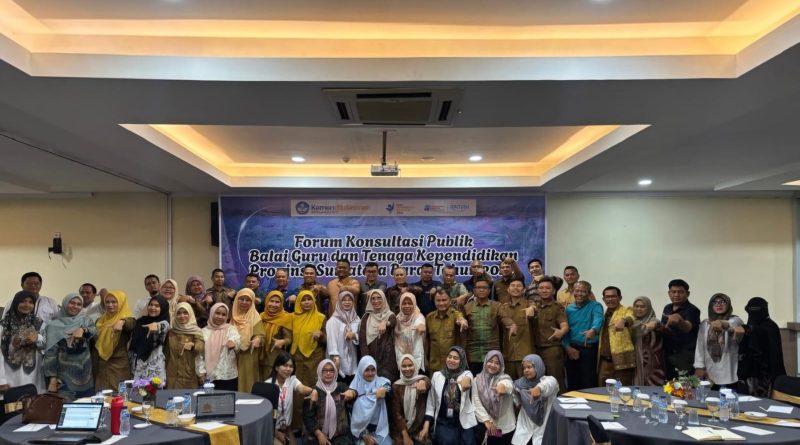 Foto bersama pemateri dan peserta dalam Forum Konsultasi Publik Badan Guru dan Tenaga Kependidikan (BGTK) Sumbar, di Padang, Senin (25/5/2026). (Foto: Firdaus Abie)