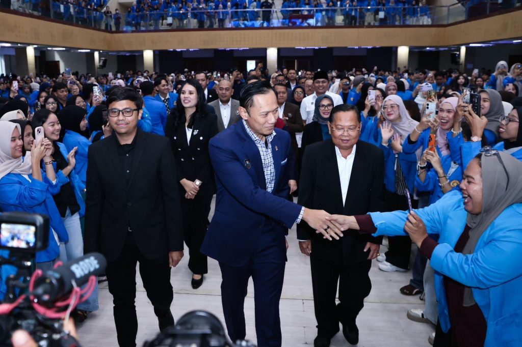 Menteri Koordinator Bidang Infrastruktur dan Pembangunan Kewilayahan, Agus Harimurti Yudhoyono (AHY), saat menjadi narasumber utama dalam Seminar Nasional bertema “Young Leadership for Sustainable Future” yang dipusatkan di Auditorium Darsono, Universitas Pamulang (UNPAM) Kampus Viktor, Tangerang Selatan, Banten, Senin (25/5/2026). (Foto: Kemenkoinfra)