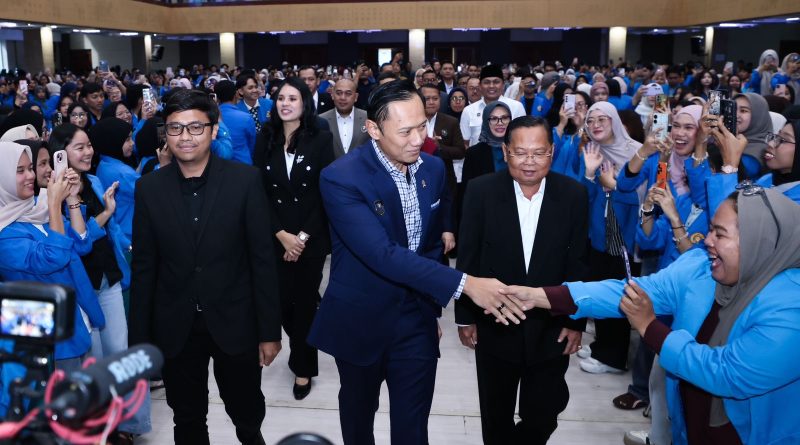 Menteri Koordinator Bidang Infrastruktur dan Pembangunan Kewilayahan, Agus Harimurti Yudhoyono (AHY), saat menjadi narasumber utama dalam Seminar Nasional bertema “Young Leadership for Sustainable Future” yang dipusatkan di Auditorium Darsono, Universitas Pamulang (UNPAM) Kampus Viktor, Tangerang Selatan, Banten, Senin (25/5/2026). (Foto: Kemenkoinfra)