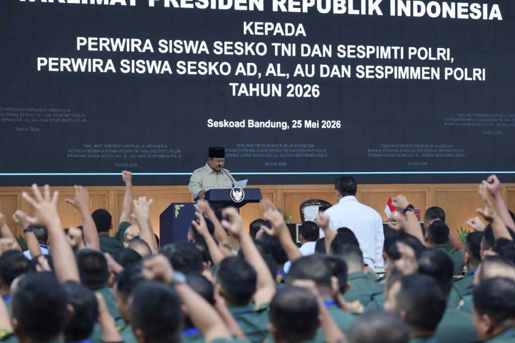 Presiden RI Prabowo Subianto memberikan taklimat khusus kepada seribuan perwira siswa komando dan pimpinan TNI-Polri di Komplek Sekolah Staf dan Komando Angkatan Darat (Seskoad), Kota Bandung, Jawa Barat, Senin (25/5/2026). (Foto: Setkan RI)