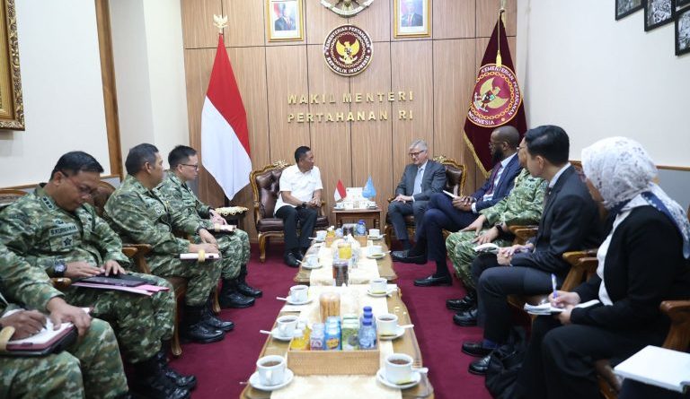 Wakil Menteri Pertahanan Republik Indonesia (Wamenhan RI), Donny Ermawan Taufanto, menerima kunjungan resmi dari United Nations Under-Secretary-General for Peacekeeping Operations, Jean-Pierre Lacroix di Kantor Kementerian Pertahanan RI, Jakarta, Senin (25/5/2026). (Foto: Kemhan RI)