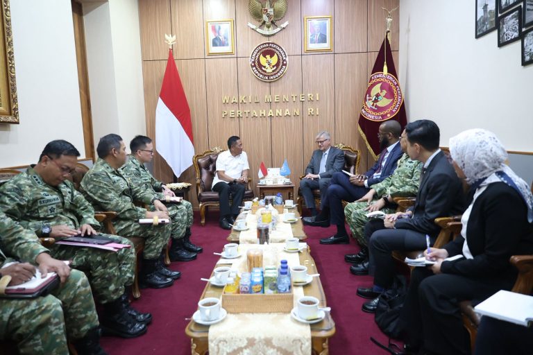 Wakil Menteri Pertahanan Republik Indonesia (Wamenhan RI), Donny Ermawan Taufanto, menerima kunjungan resmi dari United Nations Under-Secretary-General for Peacekeeping Operations, Jean-Pierre Lacroix di Kantor Kementerian Pertahanan RI, Jakarta, Senin (25/5/2026). (Foto: Kemhan RI)
