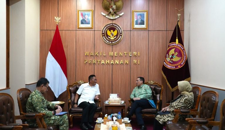 Wakil Menteri Pertahanan Republik Indonesia (Wamenhan RI), Donny Ermawan, menerima kunjungan kerja Wakil Menteri PPN/Wakil Kepala Bappenas, Febrian Alphyanto Ruddyard di Ruang Kerja Wamenhan, Jakarta, Senin (25/5/2026). (Foto: Kemhan RI)