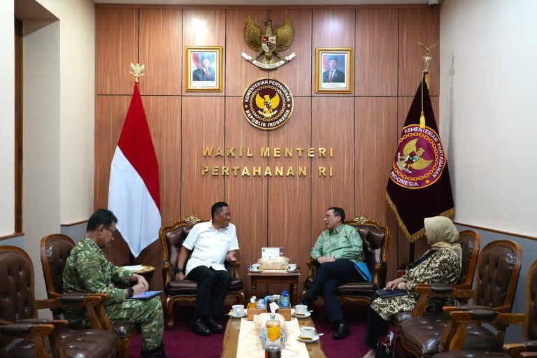 Wakil Menteri Pertahanan Republik Indonesia (Wamenhan RI), Donny Ermawan, menerima kunjungan kerja Wakil Menteri PPN/Wakil Kepala Bappenas, Febrian Alphyanto Ruddyard di Ruang Kerja Wamenhan, Jakarta, Senin (25/5/2026). (Foto: Kemhan RI)