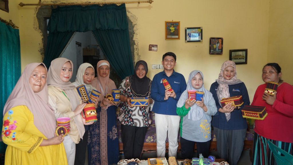 Komunitas perajin Kelompok Tapis Melati. (Foto: Humas PTBA)