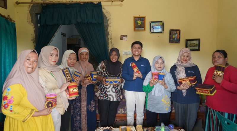 Komunitas perajin Kelompok Tapis Melati. (Foto: Humas PTBA)