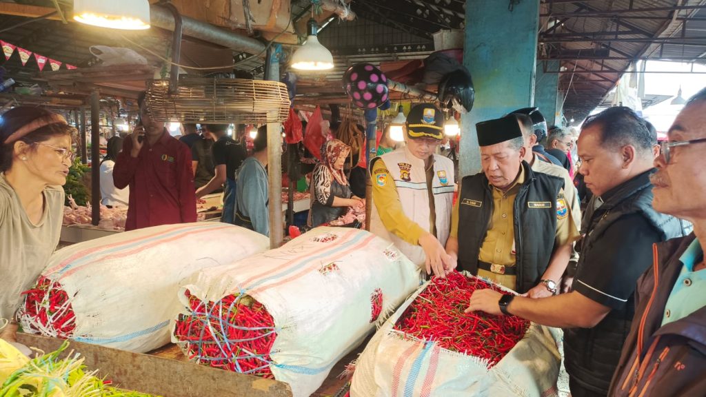 Tim Pengendalian Inflasi Daerah (TPID) Provinsi Jambi menggelar inspeksi mendadak (sidak) untuk memantau harga dan ketersediaan bahan pokok di Pasar Tradisional Angso Duo, Kota Jambi, Selasa (26/5/2026). (Foto: IST/Dewi Yulianti)