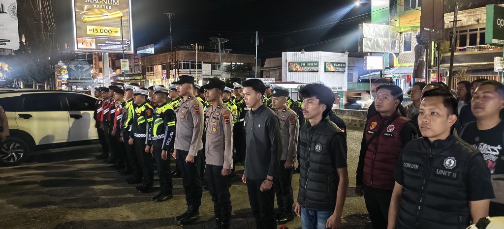 Kepolisian Resor (Polres) Kerinci menggelar Apel Kesiapan Pengamanan Malam Takbiran Hari Raya Iduladha 1447 Hijriah. Kegiatan taktis ini dipusatkan di halaman depan Pos Lantas Kota Sungai Penuh, Selasa (26/5/2026) sore. (Foto: IST/Dewi Yulianti)