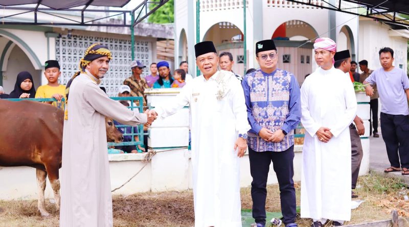 Bupati Kepulauan Meranti, AKBP (Purn) H. Asmar, menyerahkan secara resmi bantuan hewan kurban dari Presiden RI kepada panitia kurban di daerahnya. Prosesi penyerahan bantuan kepresidenan ini dipusatkan di pelataran Masjid Ar-Rahmah, Desa Banglas, Kecamatan Tebingtinggi, Rabu (27/5/2026). (Foto: Diskominfo Kepulauan Meranti)