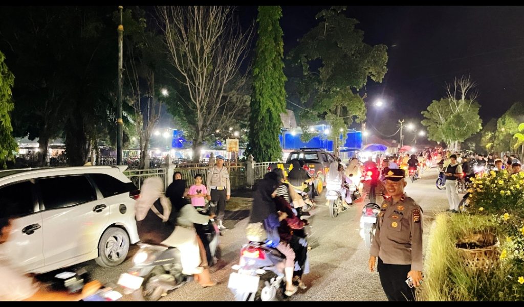 Kepala Kepolisian Sektor (Kapolsek) Sabak Auh bersama jajaran personelnya turun langsung melaksanakan pengamanan malam takbiran di wilayah Kecamatan Sabak Auh, Selasa malam (26/5/2026). (Foto: Humas Polsek Sabak Auh)