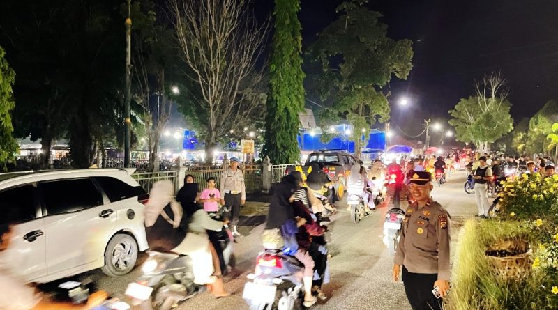 Kepala Kepolisian Sektor (Kapolsek) Sabak Auh bersama jajaran personelnya turun langsung melaksanakan pengamanan malam takbiran di wilayah Kecamatan Sabak Auh, Selasa malam (26/5/2026). (Foto: Humas Polsek Sabak Auh)