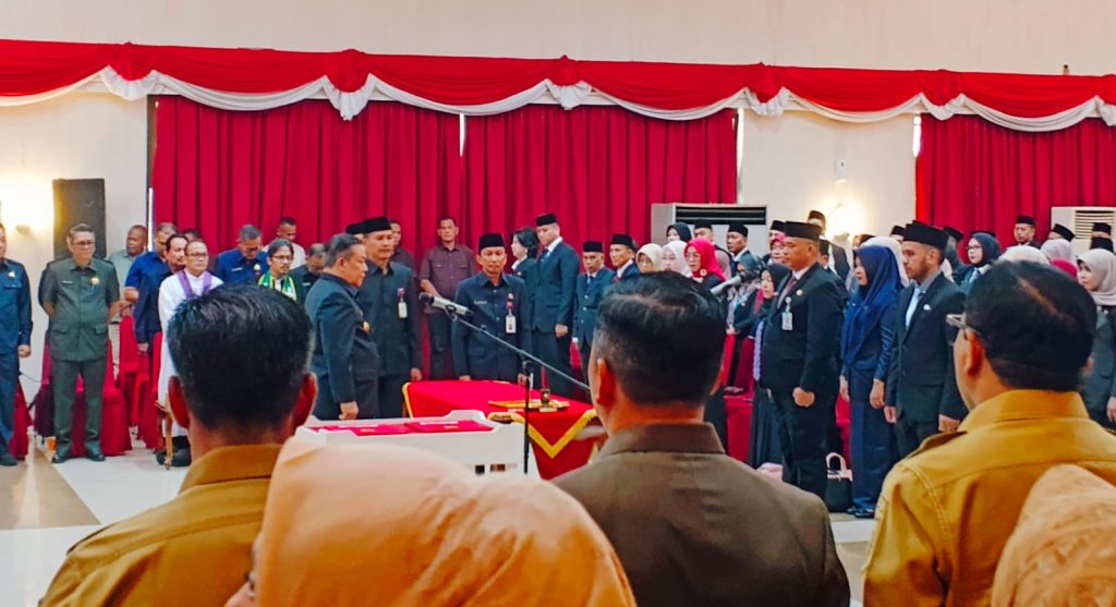 Prosesi pelantikan dan pengambilan sumpah jabatan 77 kepala sekolah yang terdiri dari kepala SMA, SMK, dan SLB negeri dipimpin langsung oleh Pelaksana Tugas (Plt) Gubernur Riau, SF Hariyanto di Gedung Daerah Balai Serindit, Kota Pekanbaru, Selasa (26/5/2026). (Foto: MC Riau)