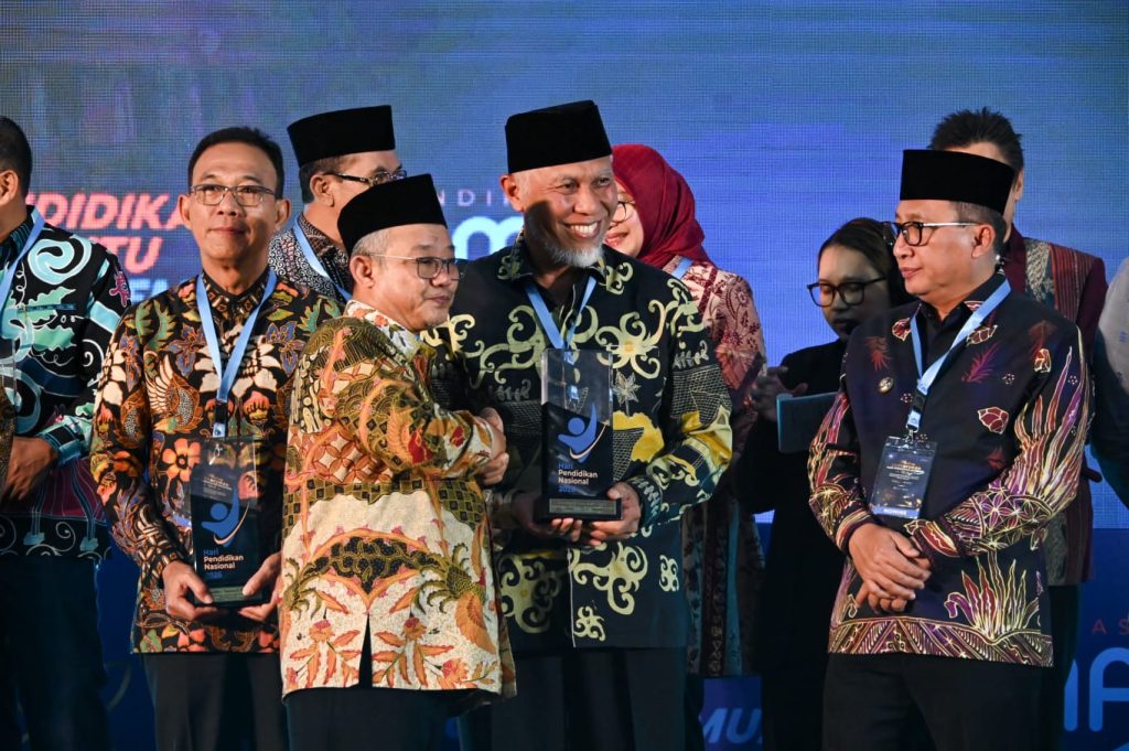 Menteri Pendidikan Dasar dan Menengah (Mendikdasmen) abdul Mu'ti menyalami Gubernur Sumatera Barat Mahyeldi dalam acara Tasyakuran Hari Pendidikan Nasional (Hardiknas) 2026. (Foto: Kemendikdasmen RI)