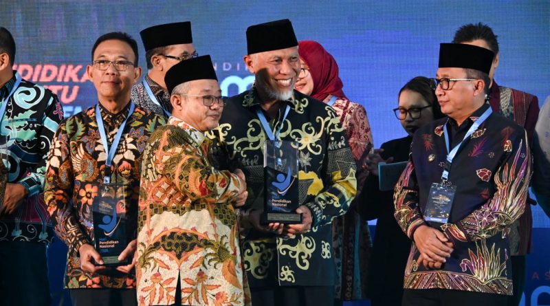 Menteri Pendidikan Dasar dan Menengah (Mendikdasmen) abdul Mu'ti menyalami Gubernur Sumatera Barat Mahyeldi dalam acara Tasyakuran Hari Pendidikan Nasional (Hardiknas) 2026. (Foto: Kemendikdasmen RI)