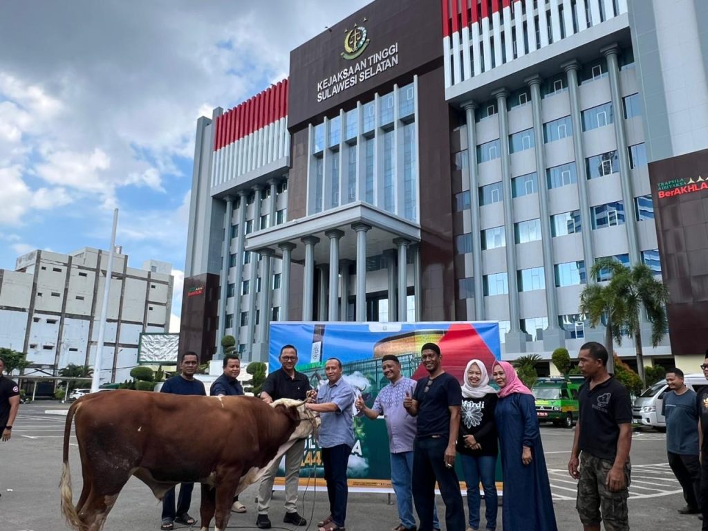 Kejaksaan Tinggi (Kejati) Sulawesi Selatan menggelar penyembelihan belasan hewan kurban yang dipusatkan di lingkungan Masjid Baitul Adli, Kompleks Kantor Kejati Sulsel, Kamis (28/5/2026). (Foto: Kejaksaan RI)