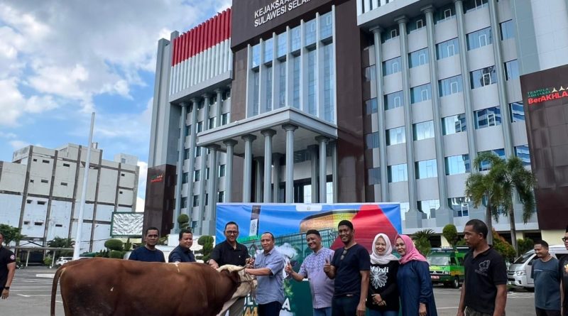 Kejaksaan Tinggi (Kejati) Sulawesi Selatan menggelar penyembelihan belasan hewan kurban yang dipusatkan di lingkungan Masjid Baitul Adli, Kompleks Kantor Kejati Sulsel, Kamis (28/5/2026). (Foto: Kejaksaan RI)