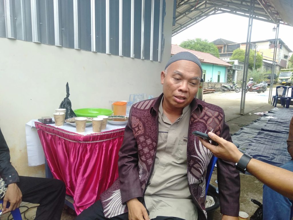 Anggota Dewan Perwakilan Rakyat Daerah (DPRD) Kabupaten Barito Utara, Gun Sriwitanto, S.H., ersama sang istri, politisi lokal tersebut menyerahkan bantuan total sebanyak tiga ekor sapi kurban untuk masyarakat di wilayah Muara Teweh. (Foto: IST/Carli Silitonga)