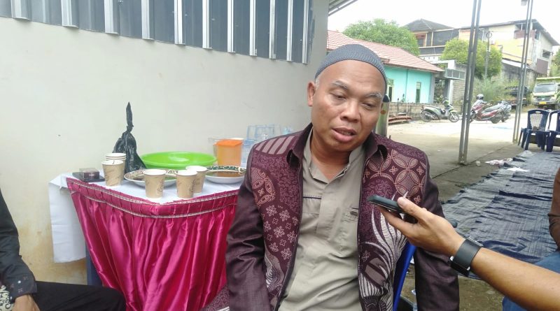 Anggota Dewan Perwakilan Rakyat Daerah (DPRD) Kabupaten Barito Utara, Gun Sriwitanto, S.H., ersama sang istri, politisi lokal tersebut menyerahkan bantuan total sebanyak tiga ekor sapi kurban untuk masyarakat di wilayah Muara Teweh. (Foto: IST/Carli Silitonga)