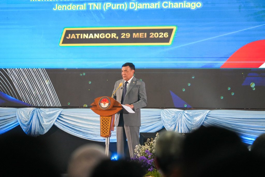 Menteri Koordinator Bidang Politik dan Keamanan (Menko Polkam), Jenderal TNI (Purn.) Djamari Chaniago, menegaskan bahwa praja Institut Pemerintahan Dalam Negeri (IPDN) harus menjadi birokrat yang berintegritas dalam acara pembekalan praja IPDN di Kampus IPDN Jatinangor, Jawa Barat, Jumat (29/5/2026). (Foto: Kemenko Polkam RI)