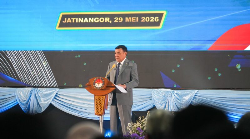 Menteri Koordinator Bidang Politik dan Keamanan (Menko Polkam), Jenderal TNI (Purn.) Djamari Chaniago, menegaskan bahwa praja Institut Pemerintahan Dalam Negeri (IPDN) harus menjadi birokrat yang berintegritas dalam acara pembekalan praja IPDN di Kampus IPDN Jatinangor, Jawa Barat, Jumat (29/5/2026). (Foto: Kemenko Polkam RI)