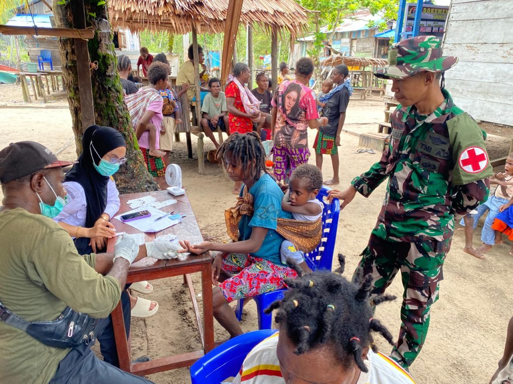 Tim kesehatan dari Satgas TMMD ke-128 Kodim 1710/Mimika menunjukkan kepedulian nyata terhadap warga Distrik Mimika Tengah. Mereka turun langsung mendampingi kegiatan Posyandu Balita dan Lansia di Kampung Keakwa pada Rabu (6/5/2026). (Foto: Puspen TNI)