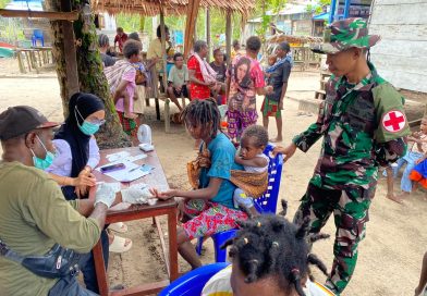 Tim kesehatan dari Satgas TMMD ke-128 Kodim 1710/Mimika menunjukkan kepedulian nyata terhadap warga Distrik Mimika Tengah. Mereka turun langsung mendampingi kegiatan Posyandu Balita dan Lansia di Kampung Keakwa pada Rabu (6/5/2026). (Foto: Puspen TNI)