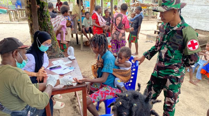 Tim kesehatan dari Satgas TMMD ke-128 Kodim 1710/Mimika menunjukkan kepedulian nyata terhadap warga Distrik Mimika Tengah. Mereka turun langsung mendampingi kegiatan Posyandu Balita dan Lansia di Kampung Keakwa pada Rabu (6/5/2026). (Foto: Puspen TNI)