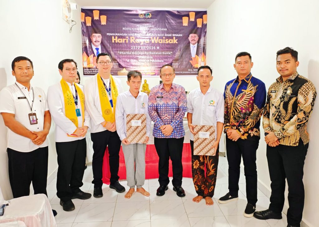 Sebanyak 19 orang warga binaan Lembaga Pemasyarakatan (Lapis) Kelas IIA Pekanbaru resmi menerima Remisi Khusus (RK) I dalam momentum Hari Raya Waisak 2026 atau pengurangan masa pidana dari negara di Cetiya Dharma Bakti, Minggu (31/5/2026). (Foto: Humas Lapas IIA Pekanbaru)