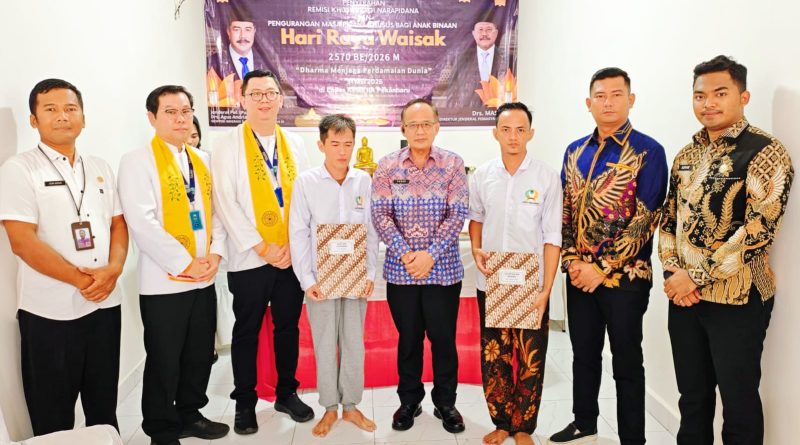 Sebanyak 19 orang warga binaan Lembaga Pemasyarakatan (Lapis) Kelas IIA Pekanbaru resmi menerima Remisi Khusus (RK) I dalam momentum Hari Raya Waisak 2026 atau pengurangan masa pidana dari negara di Cetiya Dharma Bakti, Minggu (31/5/2026). (Foto: Humas Lapas IIA Pekanbaru)