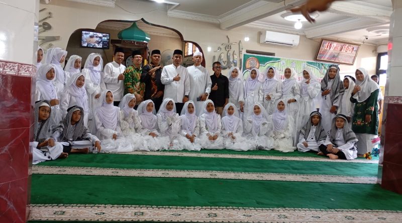 Walikota Solok, Kasi PD PP, dan para tamu berfoto bersama dengan santri peserta khatam al-Qur'an di Masjid Irsyadunnas Air Mati Kota Solok. (Foto: IST/Fitria Sartika)