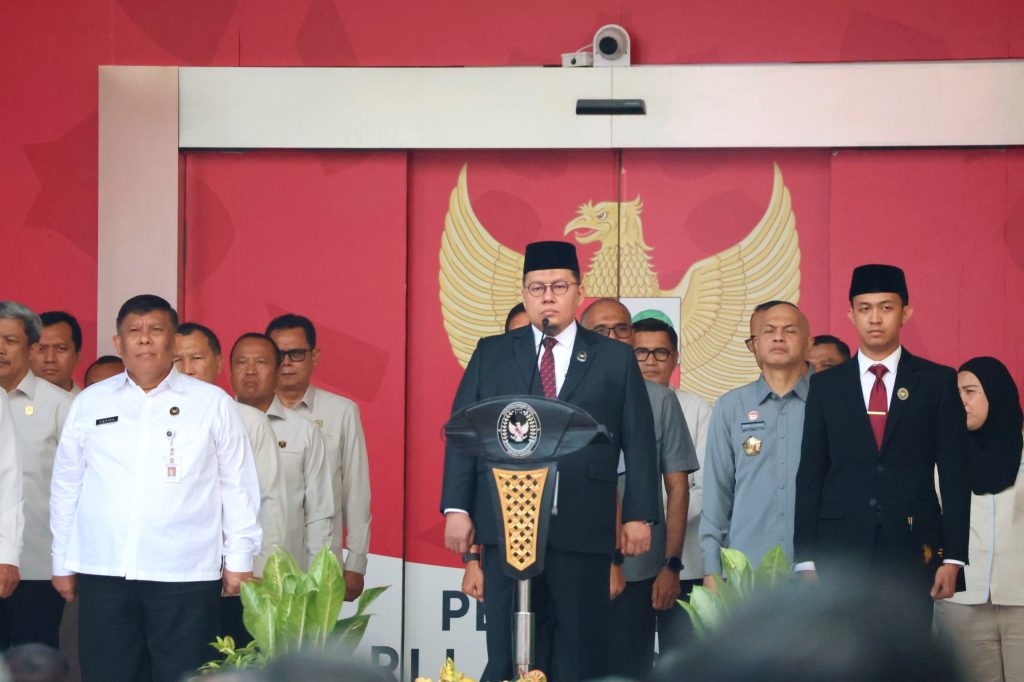 Pelaksana Tugas (Plt.) Deputi Bidang Koordinasi Hak Asasi Manusia Kementerian Koordinator Bidang Hukum, Hak Asasi Manusia, Imigrasi, dan Pemasyarakatan (Kemenko Kumham Imipas), Fitra Arsil, bertindak sebagai inspektur upacara dalam Peringatan Hari Lahir Pancasila Tahun 2026 di Lapangan Kementerian Hukum, Jakarta, Senin (1/6/2026). (Foto: Kemenko Kumham Imipas RI)