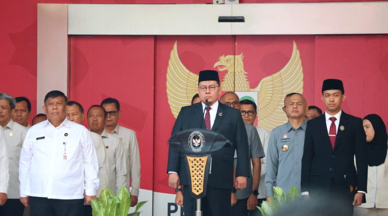 Pelaksana Tugas (Plt.) Deputi Bidang Koordinasi Hak Asasi Manusia Kementerian Koordinator Bidang Hukum, Hak Asasi Manusia, Imigrasi, dan Pemasyarakatan (Kemenko Kumham Imipas), Fitra Arsil, bertindak sebagai inspektur upacara dalam Peringatan Hari Lahir Pancasila Tahun 2026 di Lapangan Kementerian Hukum, Jakarta, Senin (1/6/2026). (Foto: Kemenko Kumham Imipas RI)