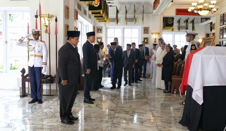 Menteri Pertahanan RI, Sjafrie Sjamsoeddin, mendampingi Presiden RI, Prabowo Subianto, dalam prosesi penghormatan dan pelepasan jenazah almarhum Jenderal TNI (Purn.) Ryamizard Ryacudu di Kantor Kementerian Pertahanan, Jakarta, Senin (1/6/2026). (Foto: Kemhan RI)