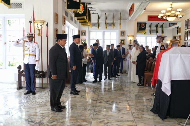 Menteri Pertahanan RI, Sjafrie Sjamsoeddin, mendampingi Presiden RI, Prabowo Subianto, dalam prosesi penghormatan dan pelepasan jenazah almarhum Jenderal TNI (Purn.) Ryamizard Ryacudu di Kantor Kementerian Pertahanan, Jakarta, Senin (1/6/2026). (Foto: Kemhan RI)