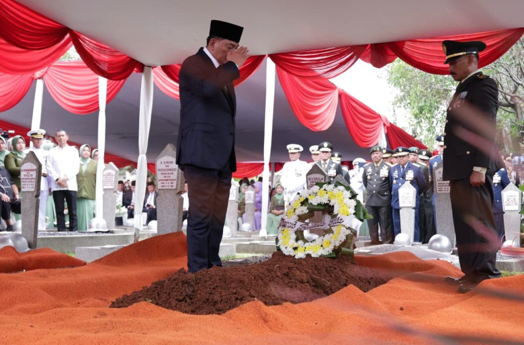 Menteri Pertahanan Republik Indonesia, Sjafrie Sjamsoeddin, memimpin langsung upacara pemakaman militer almarhum Jenderal TNI (Purn.) Ryamizard Ryacudu di Taman Makam Pahlawan (TMP) Nasional Utama Kalibata, Jakarta Selatan, Senin (1/6/2026). (Foto: Kemhan RI)