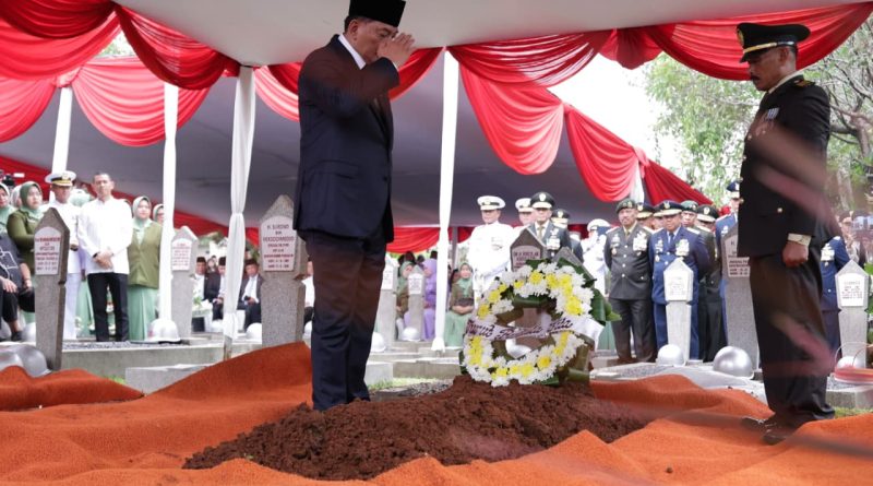 Menteri Pertahanan Republik Indonesia, Sjafrie Sjamsoeddin, memimpin langsung upacara pemakaman militer almarhum Jenderal TNI (Purn.) Ryamizard Ryacudu di Taman Makam Pahlawan (TMP) Nasional Utama Kalibata, Jakarta Selatan, Senin (1/6/2026). (Foto: Kemhan RI)