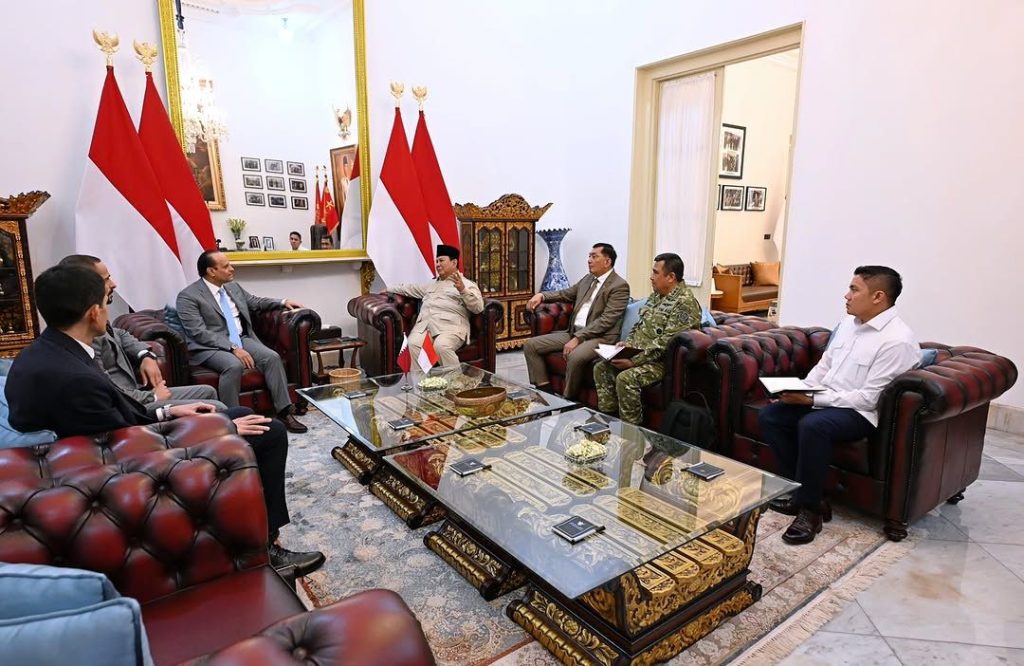 Menteri Pertahanan Republik Indonesia, Sjafrie Sjamsoeddin, mendampingi Presiden RI, Prabowo Subianto, dalam menyambut kunjungan kehormatan dari Wakil Perdana Menteri sekaligus Menteri Negara Urusan Pertahanan Qatar, Sheikh Saoud bin Abdulrahman bin Hassan bin Ali Al Thani di Istana Merdeka, Jakarta, Senin (1/6/2026). (Foto: Kemhan RI)
