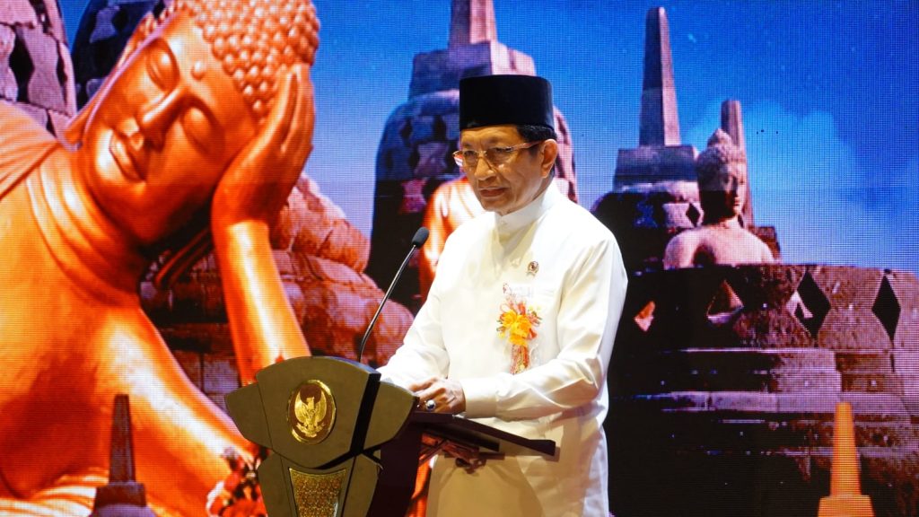 Menteri Agama, Nasaruddin Umar, menggaungkan pesan damai dan cinta kasih yang mendalam dari pelataran Candi Borobudur ada Puncak Perayaan Hari Raya Tri Suci Waisak 2026 di Magelang, Jawa Tengah, Minggu (31/5/2026). (Foto: Kemenag RI)