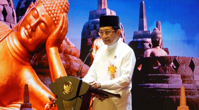 Menteri Agama, Nasaruddin Umar, menggaungkan pesan damai dan cinta kasih yang mendalam dari pelataran Candi Borobudur ada Puncak Perayaan Hari Raya Tri Suci Waisak 2026 di Magelang, Jawa Tengah, Minggu (31/5/2026). (Foto: Kemenag RI)