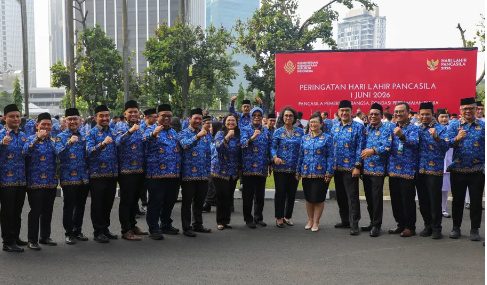 Tiga kementerian strategis lintas sektor menggelar upacara gabungan dalam rangka Peringatan Hari Lahir Pancasila Tahun 2026 di Lapangan Upacara Kementerian, Kompleks Senayan, Jakarta, Senin (1/6/2026). (Foto: Kemendiktisaintek RI)