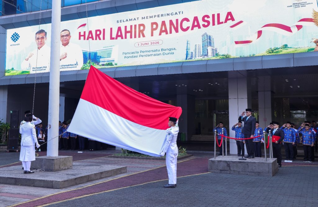 Menteri Ketenagakerjaan, Yassierli, memimpin langsung jalannya Upacara Peringatan Hari Lahir Pancasila Tahun 2026 di Plaza Kantor Kementerian Ketenagakerjaan (Kemnaker), Jakarta, Senin (1/6/2026). (Foto: Kemnaker RI)
