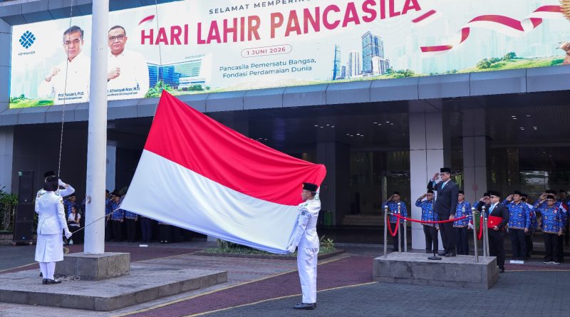 Menteri Ketenagakerjaan, Yassierli, memimpin langsung jalannya Upacara Peringatan Hari Lahir Pancasila Tahun 2026 di Plaza Kantor Kementerian Ketenagakerjaan (Kemnaker), Jakarta, Senin (1/6/2026). (Foto: Kemnaker RI)