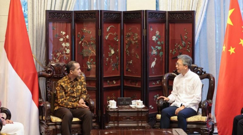 Menteri Transmigrasi Republik Indonesia, M. Iftitah Sulaiman Suryanagara, bersiap mendampingi Duta Besar Republik Rakyat Tiongkok (RRT) untuk Indonesia, Wang Lutong, Senin (1/6/2026). (Foto: Kementrans RI)