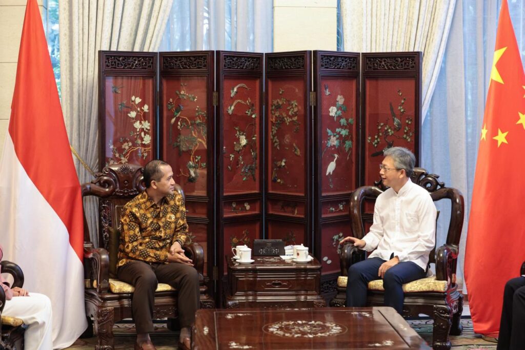Menteri Transmigrasi Republik Indonesia, M. Iftitah Sulaiman Suryanagara, bersiap mendampingi Duta Besar Republik Rakyat Tiongkok (RRT) untuk Indonesia, Wang Lutong, Senin (1/6/2026). (Foto: Kementrans RI)