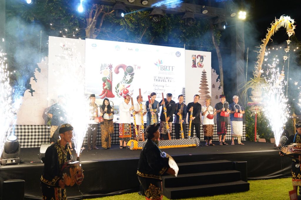 Kementerian Pariwisata (Kemenpar) terus bergerak agresif untuk memikat pasar pelancong dunia lewat kesuksesan agenda Mega FAM Trip 2026 bertajuk #GoBeyondOrdinary yang mengundang belasan mitra industri pariwisata mancanegara, Selasa (2/6/2026). (Foto: Kemenpar RI)