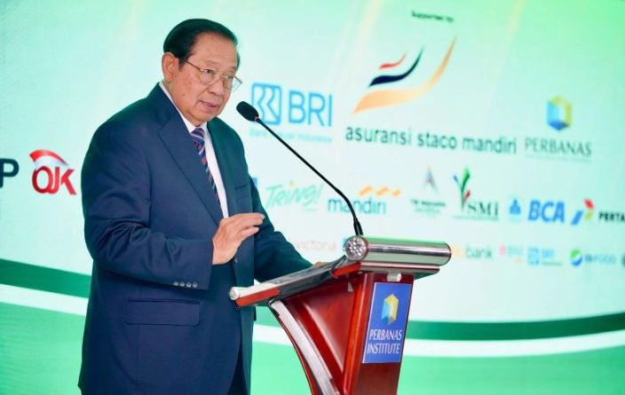 Presiden ke-6 Republik Indonesia, Susilo Bambang Yudhoyono (SBY), hadir sebagai pembicara utama dalam ajang internasional The 4th Proficient Conference di Kampus Institut Perbanas, Jakarta, Selasa (2/6/2026). (Foto: Kemen EKraf RI)