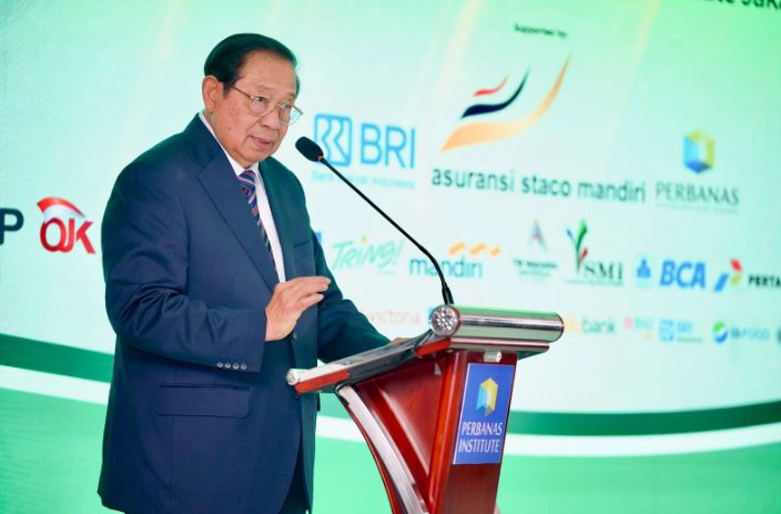 Presiden ke-6 Republik Indonesia, Susilo Bambang Yudhoyono (SBY), hadir sebagai pembicara utama dalam ajang internasional The 4th Proficient Conference di Kampus Institut Perbanas, Jakarta, Selasa (2/6/2026). (Foto: Kemen EKraf RI)