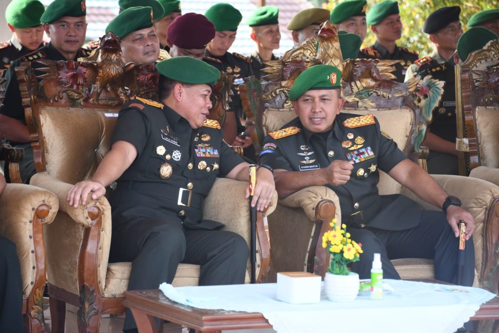 Komandan Korem 044/Gapo Brigjen TNI Khabib Mahfud, S.I.P., M.M., menghadiri acara tradisi dan serah terima jabatan (sertijab) Komandan Batalyon Artileri Medan (Yonarmed) 15/Cailendra di Lapangan Serbaguna Yonarmed 15/Cailendra, Jalan Raya Sungai Tuha Km. 28, Martapura, Kabupaten Ogan Komering Ulu (OKU) Timur, Sumatera Selatan, Selasa, (2/6/2026). (Foto: IST/Yogie Yolanda)